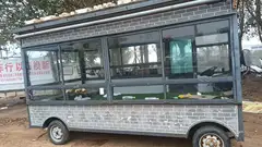 新电瓶小吃车 60V63AH 长度4米宽度2米 灰色砖墙外观，带大玻璃窗，车厢空间大，移动方便 ✅适
