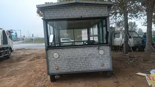 新电瓶小吃车 60V63AH 长度4米宽度2米 灰色砖墙外观，带大玻璃窗，车厢空间大，移动方便 ✅适