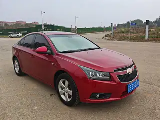 新到13年雪佛兰科鲁兹，本地两手车，8万多公里，四条新轮胎，车况精品，全车原版，少量划痕喷漆，外表内